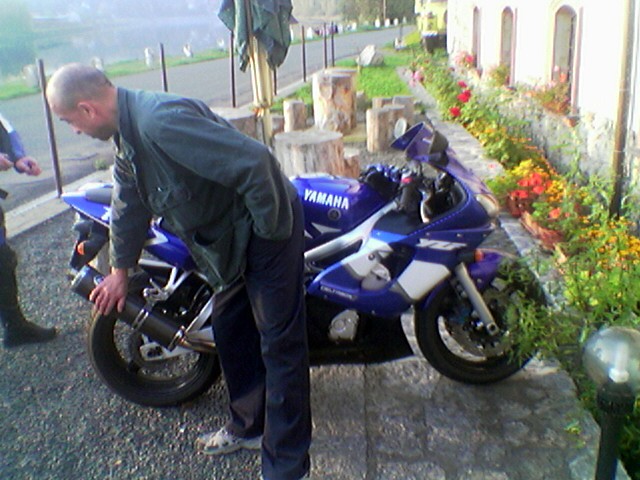 Pan hospodsky zkoumajici Jirkovu R6.jpg